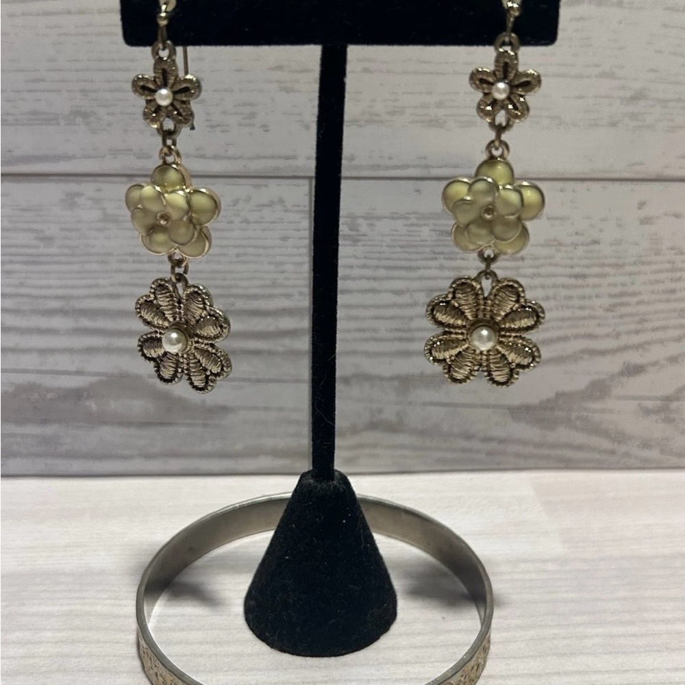 Elegant Floral Gold and Cream Earrings with bracelet